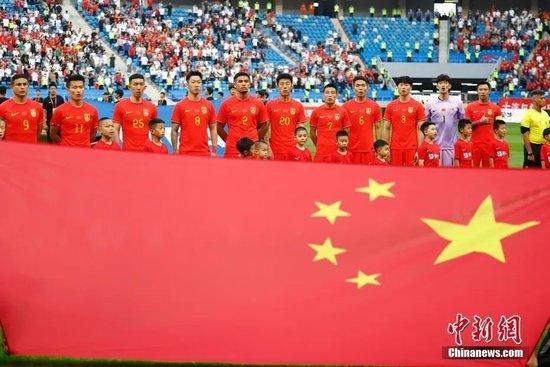 三个男人躁一个女人免费视频